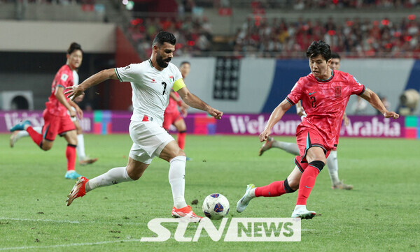 5일 서울 마포구 서울월드컵경기장에서 열린 2026 FIFA 북중미 월드컵 아시아 지역 3차 예선 B조 1차전 대한민국과 팔레스타인의 경기, 대표팀 설영우가 팔레스타인 무사브 알바타트와 볼 경합을 펼치고 있다. 사진┃뉴시스