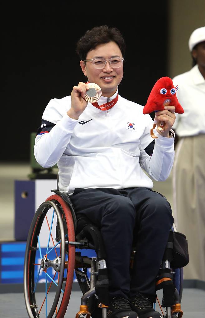 한국선수단 첫 금메달의 주인공 조정두(사격)가 금메달을 들고 환하게 웃고 있다. 대한장애인체육회 제공