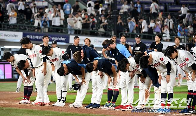 패한 롯데 선수들이 팬들에게 인사하고 있다. 부산=허상욱 기자 wook@sportschosun.com/2024.09.05/