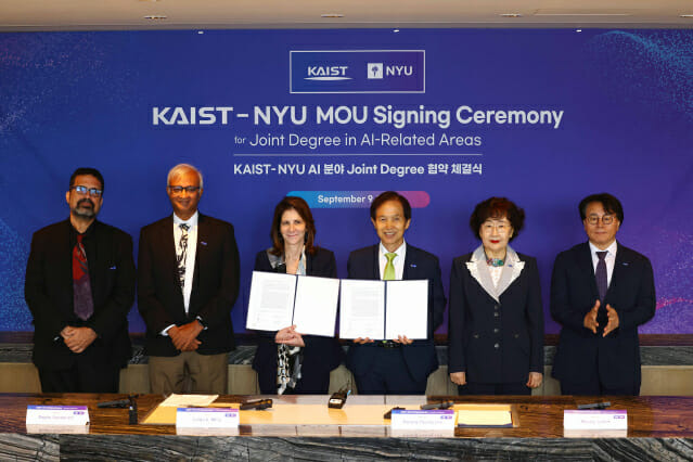 KAIST-NYU 공동학위제 MOU 교환 현장. 왼쪽부터 엘리엇 보렌스타인 NYU 부총장, 라구 선다람  NYU 부총장, 린다 밀스  NYU 총장, 이광형 KAIST 총장, 김명자 KAIST 이사장, 여현덕 KAIST G-SCHOOL 원장.(사진=KAIST)