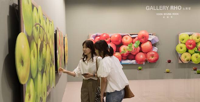 지난 4일 서울 코엑스에서 열린 '키아프 서울' 전시장에서 관람객들이 노화랑 부스에서 작품을 감상하고 있다. /고운호 기자