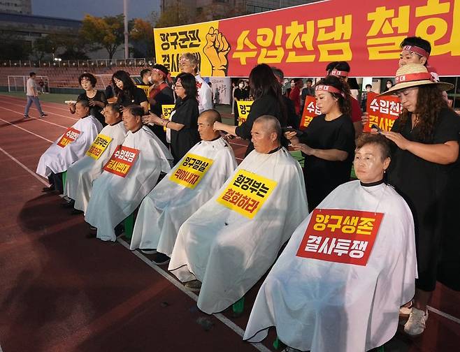 9일 강원 양구군 종합운동장에서 열린 수입천댐 건설 반대 궐기대회에서 박종수 수입천댐 건설 반대추진위 공동위원장과 우동화 양구군 이장연합회장 등이 삭발식을 하고 있다. /연합뉴스