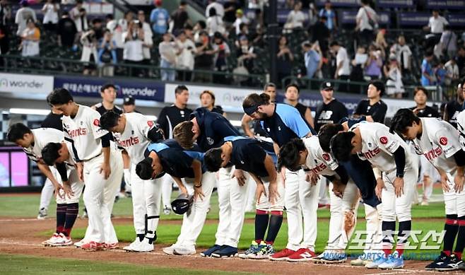 5일 부산 사직구장에서 열린 KT와 롯데의 경기, KT가 12대2로 승리했다. 패한 롯데 선수들이 팬들에게 인사하고 있다. 부산=허상욱 기자 wook@sportschosun.com/2024.09.05