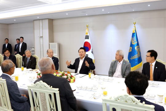 윤석열 대통령이 9일 서울 용산 대통령실에서 열린 '원자력 분야 원로 오찬 간담회'에 참석해 발언하고 있다. <대통령실>