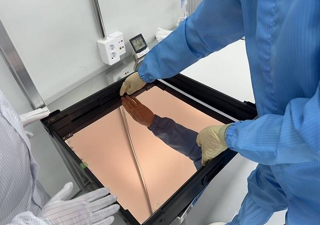 에프앤에스전자에서 생산해 SKC 자회사 앱솔릭스에 공급한 반도체 유리기판(사진=에프앤에스전자)