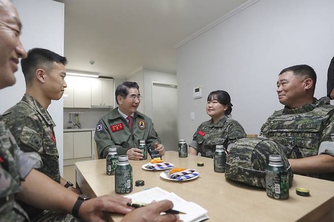 김용현 국방부 장관이 9일 해병대 제2사단 간부 숙소를 방문해 초급간부와 환담하고 있다. 사진=국방부 제공