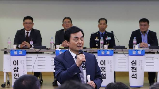 9일 서울 여의도 국회의원회관 제2소회의실에서 열린 '첨단 항공엔진 개발을 위한 세미나'에서 안규백 더불어민주당 의원이 발언하고 있다. 뒷줄엔 이상언 두산에너빌리티 가스터빈센터장, 김원욱 한화에어로스페이스 첨단엔진사업단장, 공군 항공기술연구소장 이홍철 대령, 방위사업청 심현석 서기관(왼쪽부터)이 앉아 있다. 안규백 의원실 제공