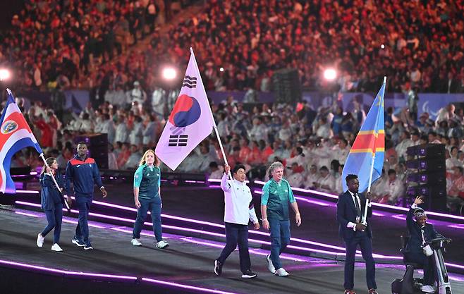 9일(한국시각) 프랑스 생드니 스타드 드 프랑스에서 열린 2024 파리패럴림픽 폐막식에서 대한민국 선수단 기수 최용범이 태극기를 들고 입장하고 있다. 사진공동취재단