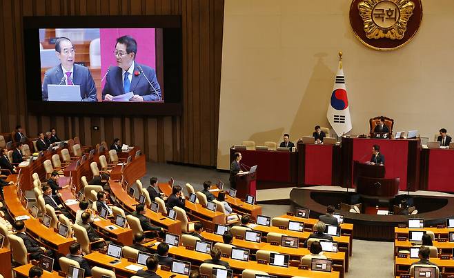 더불어민주당 박지원 의원이 9일 오후 국회에서 열린 본회의에서 한덕수 국무총리에게 정치 분야 대정부 질문을 하고 있다. 연합뉴스