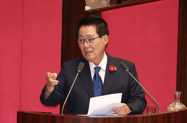 더불어민주당 박지원 의원이 9일 오후 국회에서 열린 본회의에서 한덕수 국무총리에게 정치 분야 대정부 질문을 하고 있다. 연합뉴스