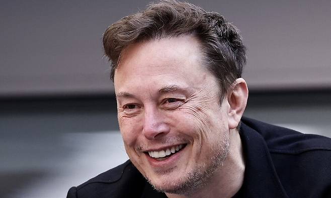 일론 머스크 테슬라 최고경영자(CEO)가 8일(현지시간) 미국 뉴욕 빌리 진 킹 내셔널 테니스 센터에서 열린 US오픈 테니스 대회 마지막 날 남자 단식 결승전을 관람하고 있다. EPA 연합뉴스