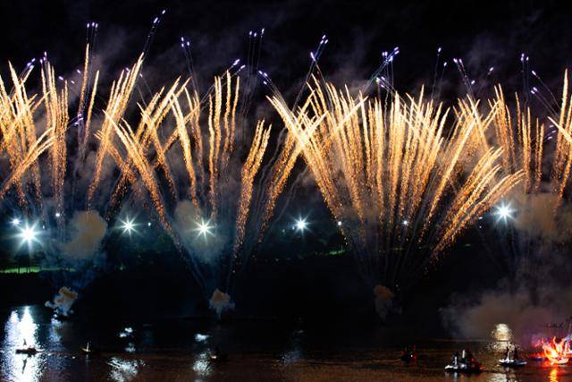 지난해 9월 충주 탄금호 국제조정경기장에서 첫선을 보인 수상불꽃극 '호수 위 우주'의 한 장면. 화려하고 웅장한 불꽃쇼와 물 위를 오가는 배우들의 몸짓으로 견우와 직녀의 애절한 사랑 이야기를 그려내 호평을 받았다. 예술불꽃화랑 제공