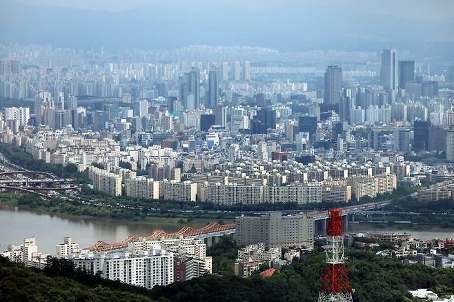 지난달 서울 아파트의 낙찰가율은 전월 대비 1.8% 상승한 95.5%로 집계됐다. 서울 시내 아파트 모습. /한경DB