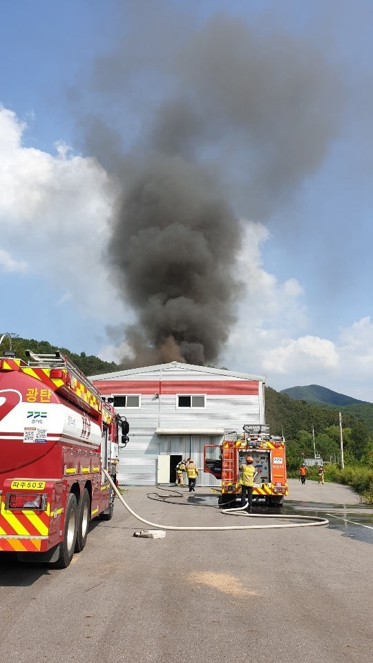 지난 8일 경기 파주시 광탄면의 한 창고의 지붕 위에 오물 풍선이 떨어져 불이 나고 있다. 경기도북부소방재난본부 제공