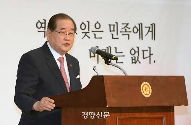 Lee Jong-chan, chairman of the Heritage of Korean Independence, delivers a speech at the National Liberation Day ceremony it hosted at the Kim Koo Museum and Library in Hyochang Park, Yongsan-gu, Seoul, on August 15. Reporter Kwon Do-hyun