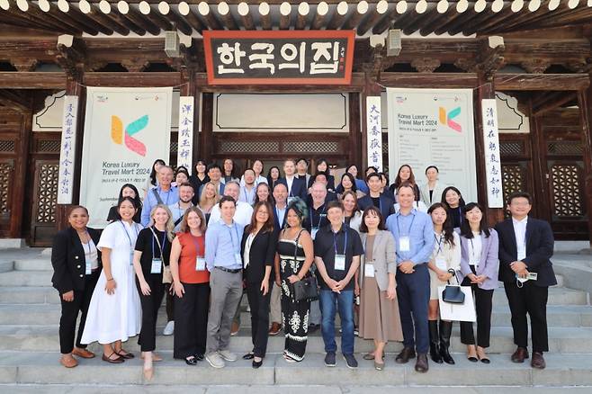 지난 4일 서울 '한국의 집'에서 열린 '럭셔리 관광 트래블마트'에 참가한 외국 여행사 관계자들/사진= 한국관광공사