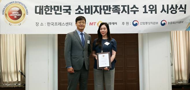 호박패밀리 박진경 파트장(오른쪽)이 '2024 대한민국 소비자만족지수 1위' 수상 후 머니투데이 송기용 전무(왼쪽)와 함께 기념 촬영을 하고 있다./사진=김휘선 기자 hwijpg@