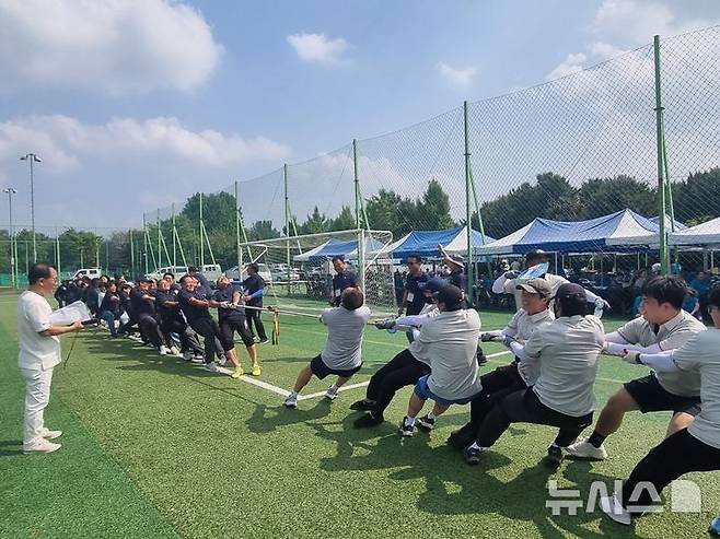 [고양=뉴시스] 경기 고양시 고봉·고양·관산 3개 동 화합과 소통을 위한 '제8회 통일로 한마음 체육대회'.(사진=고양시 제공).photo@newsis.com