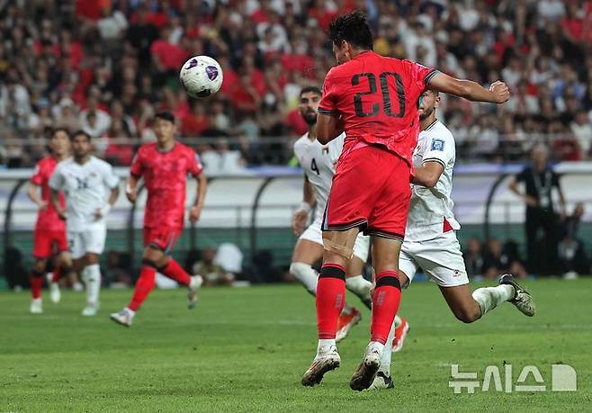 [서울=뉴시스] 정병혁 기자 = 지난 5일 서울 마포구 서울월드컵경기장에서 열린 2026 북중미 월드컵 아시아 지역 3차 예선 B조 1차전 대한민국과 팔레스타인의 경기에서 오세훈이 헤더슛을 하고 있다. 2024.09.05. jhope@newsis.com