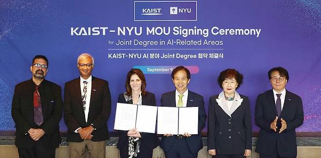 [서울=뉴시스] KAIST와 뉴욕대학교가 9일 서울에서 인공지능 분야 공동학위제(Joint Degree) 도입을 위한 업무협약을 체결했다. 왼쪽부터 엘리엇 보렌스타인 NYU 부총장, 라구 선다람  NYU 부총장, 린다 밀스  NYU 총장, 이광형 KAIST 총장, 김명자 KAIST 이사장, 여현덕 KAIST G-SCHOOL 원장이 협약체결 뒤 기념촬영을 하고 있는 모습.(사진=KAIST 제공) *재판매 및 DB 금지