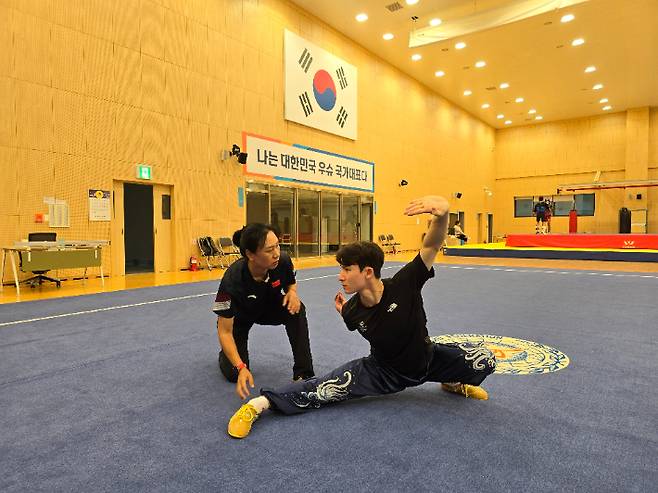 한국 우슈 국가대표 선수가 중국인 코치의 지도를 받는 모습. 협회