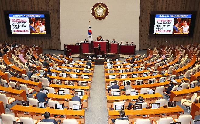 더불어민주당 서영교 의원이 9일 오후 국회에서 열린 본회의에서 한덕수 국무총리에게 대정부 질문을 하고 있다. 연합뉴스