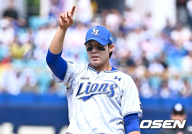 [OSEN=대구, 이석우 기자] 1일 대구삼성라이온즈파크에서 2024 신한 SOL 뱅크 KBO 리그 삼성 라이온즈와 KIA 타이거즈의 경기가 열렸다. 홈팀 삼성은 원태인이 방문팀 KIA는 스타우트가 선발 출전했다. 삼성 라이온즈 선발 투수 원태인이 1회초 KIA 타이거즈 박찬호의 파울 플라이 볼을 가리키고 있다. 2024.09.01 / foto0307@osen.co.kr