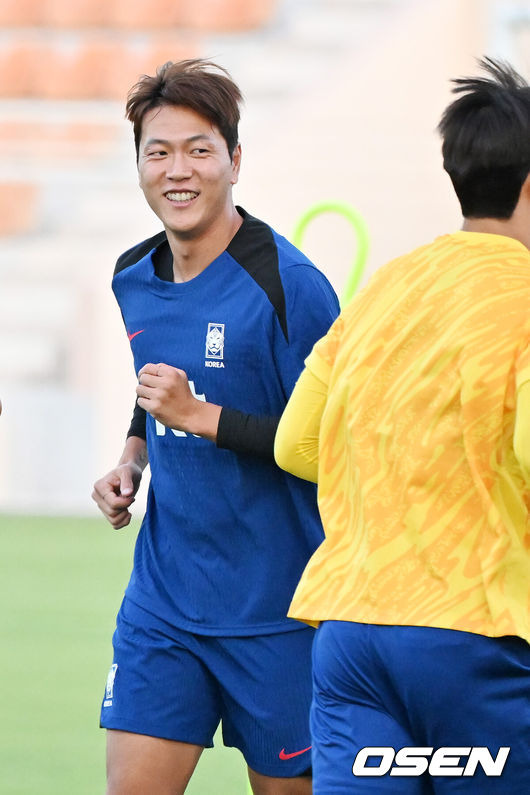 [OSEN=시브(오만) 민경훈 기자] 홍명보 감독이 이끄는 대한민국 축구대표팀 이 8일(현지시간) 오만 알 시브 스타디움에서 훈련을 가졌다.대한민국 축구대표팀은 오는 10일 오만과 2026 국제축구연맹(FIFA) 북중미 월드컵 아시아지역 3차 예선 B조 조별리그 2차전을 갖는다.대한민국 축구대표팀 김영권이 그라운드 위에서 훈련을 하며 미소짓고 있다. 2024.09.08 / rumi@osen.co.kr