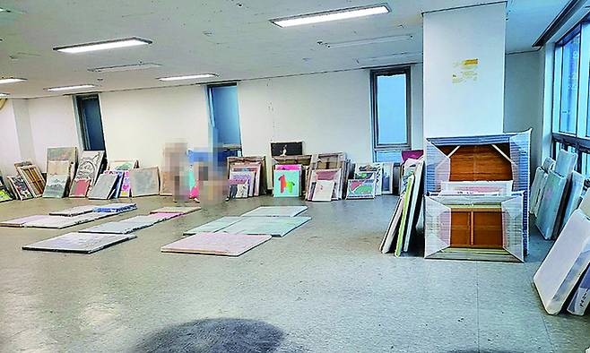 지난달 A갤러리가 고객들의 그림 반출을 허가한 이후 고객들이 회사 창고에서 구매한 그림을 회수하고 있다. A갤러리가 판매한 그림 상당수는 임대처를 찾지 못해 창고에 보관 중인 것으로 드러났다. 독자 제공&nbsp;