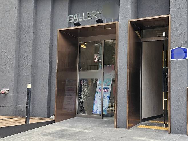 올해 7월25일 서울 동대문구 A갤러리 본사 모습. 갤러리 인근 카페에선 A갤러리 딜러로 추정되는 직원들이 이날까지도 투자 상품을 영업 중이었다. 윤솔 기자