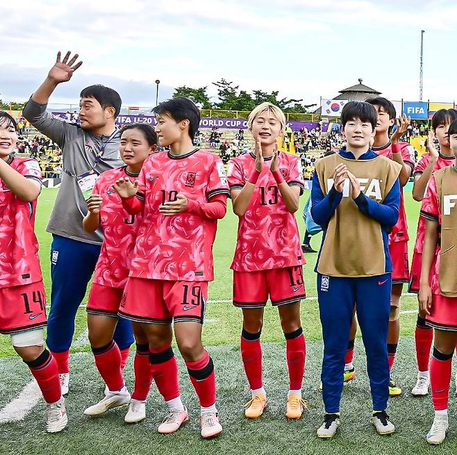 박윤정 감독이 이끄는 대한민국 U-20 여자 축구대표팀은 8일 콜롬비아 보고타의 메트로폴리타노 데 테초 경기장에서 열린 독일과의 2024 FIFA 콜롬비아 U-20 여자 월드컵 조별리그 D조 3차전에서 1-0 승리를 거뒀다. 이날 승리로 박윤정호는 극적으로 대회 16강 진출에 성공했다. 대한축구협회 SNS