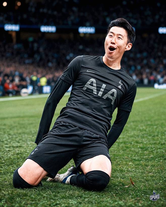 유니폼 전문 사이트 '푸티 헤드라인즈'가 9일(한국시간) 토트넘의 2025-2026시즌 나이키와 함께하는 원정 유니폼 컨셉을 공개했다. 나이키의 다음 시즌 토트넘 원정 유니폼은 전반적으로 검은색이며 밝은 회색이 함께 쓰일 예정이다. 이는 지난 2014-2015시즌 토트넘의 원정 유니폼 당시 같은 색이 쓰인 이래 10년 만일 것으로 보인다. 스퍼스 글로벌