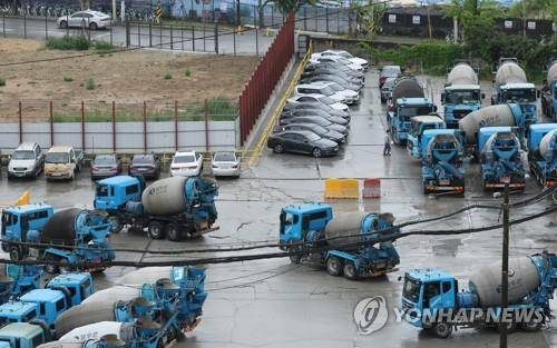 레미콘을 싣고 오가는 차량 [연합뉴스 자료사진]