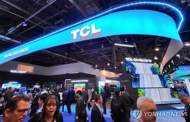 TCL·하이센스, 'CES 2024' 참가 (라스베이거스=연합뉴스) 장하나 기자 = 중국의 대표적인 가전 업체인 TCL과 하이센스가 올해도 어김없이 미국 라스베이거스에서 열리는 세계 최대 가전·IT 전시회 'CES 2024'에 참가했다고 10일 밝혔다. 사진은 TCL CES 2024 전시장 전경. 2024.1.10 hanajjang@yna.co.kr