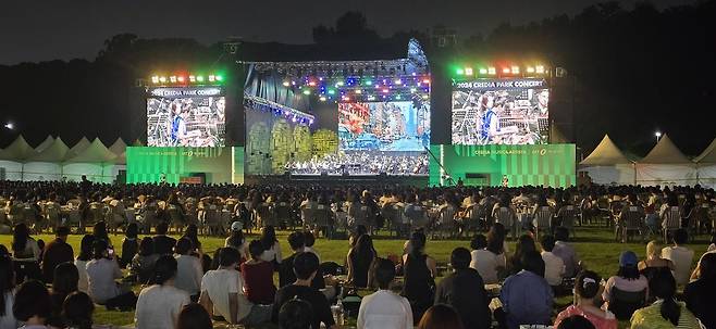 잔디밭에 앉아 공연을 관람하는 시민들 (서울=연합뉴스) 임순현 기자 = 8일 서울 송파구 올림픽공원 88잔디마당에서 열린 피아니스트 손열음의 '2024 크레디아 파크콘서트: 랩소드 인 블루' 공연을 관람 중인 시민들. 2024.09.08 hyun@yna.co.kr