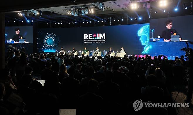 REAIM 고위급회의 본회의 (서울=연합뉴스) 이정훈 기자 = 9일 서울 중구 롯데호텔에서 '2024 인공지능(AI)의 책임있는 군사적 이용에 관한 고위급회의(REAIM 고위급회의)' 본회의가 열리고 있다. REAIM 고위급 회의는 AI의 군사적 이용이 국제 평화와 안보에 미치는 영향에 대한 국제사회의 이해를 높이고, 관련 국제규범 형성에 기여하고자 출범한 1.5트랙(반관반민) 형식 국제 다자회의체다. 2024.9.9 uwg806@yna.co.kr