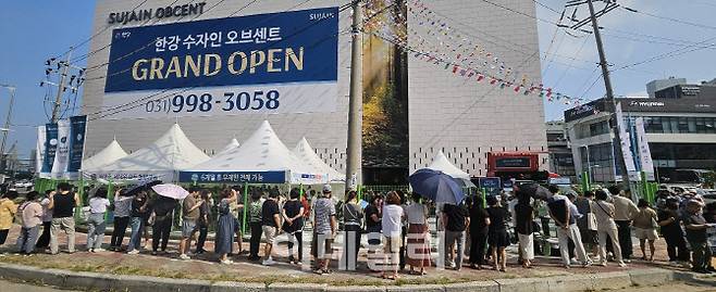 경기 김포시 북변4구역 재개발을 통해 조성하는 ‘한강 수자인 오브센트’ 견본주택에 3일간 2만5000여명이 방문했다.