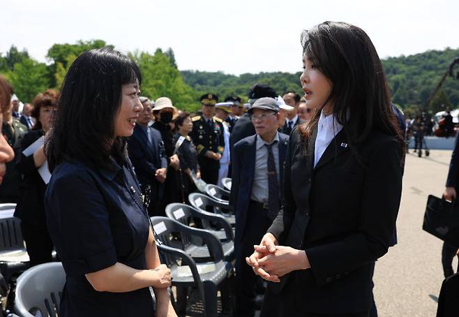 윤석열 대통령 부인 김건희 여사가 올 6월 서울 동작구 국립서울현충원에서 열린 제68회 현충일 추념식을 마친 뒤 고 유재국 경위의 배우자와 대화하고 있다.(사진=뉴시스)