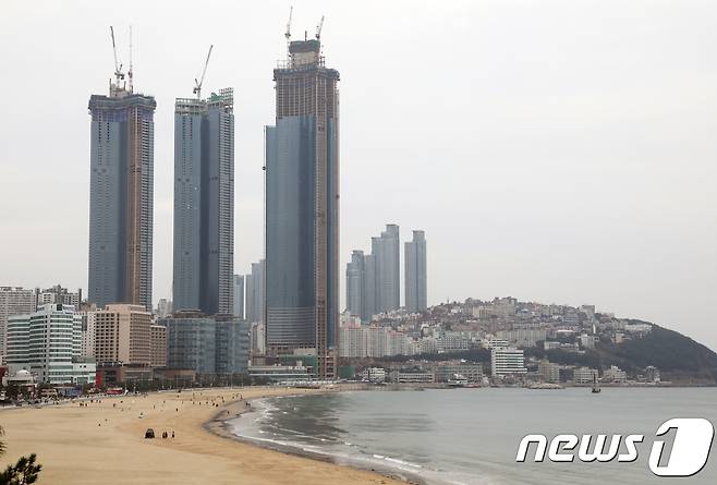 부산 해운대해수욕장 인근에 들어선 초고층 아파트 엘시티. (자료사진) 2018.10.10/뉴스1 ⓒ News1 여주연 기자