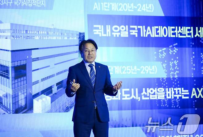 강기정 광주시장이 10일 오후 서울 포시즌스호텔에서 열린 '2024 시도지사 정책컨퍼런스'에 참석해 지역 인구감소에 대응한 광주의 산업정책과 인재양성 로드맵, 창업성공률 높은 도시 정책 등을 발표하고 있다.(광주시 제공)2024.9.10/뉴스1