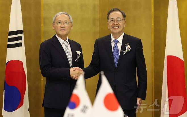 유인촌 문화체육관광부 장관이 10일 한중일 관광장관회의 참석을 위해 일본 고베를 방문해 호텔 오쿠라 고베에서 사이토 테츠오 일본 국토교통대신과 한-일 양자회의에 앞서 기념촬영을 하고 있다. (문화체육관광부 제공) 2024.9.10/뉴스1 ⓒ News1 김일창 기자