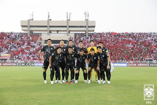 10일 (한국시간) 오만 무스카트의 술탄카부스 경기장에서 열린 오만과의 2026 국제축구연맹(FIFA) 북중미 월드컵 아시아지역 3차 예선 B조 조별리그 2차전 대한민국과 오만의 경기에 앞서 대한민국 선수들이 기념촬영을 하고 있다. (대한축구협회 제공) 2024.9.10/뉴스1