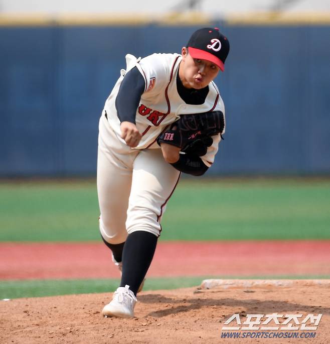 제79회 청룡기 전국고교야구선수권 대회 광주제일고와 덕수고의 경기가 13일 서울목동야구장에서 열렸다. 덕수고 김태형이 역투하고 있다. 목동=박재만 기자pjm@sportschosun.com/2024.07.13/