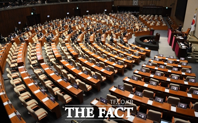 여야가 10일 외교·통일·안보 분야 국회 대정부질문 본회의 개의를 앞두고 공방을 벌였다. /남윤호 기자