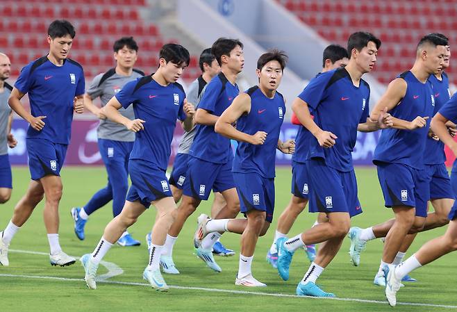 북중미 월드컵 3차 예선 오만전을 앞둔 축구 국가대표팀 선수들이 경기 하루 전인 9일 오후 술탄 카부스 경기장에서 열린 팀 훈련에서 몸을 풀고 있다. / 연합뉴스