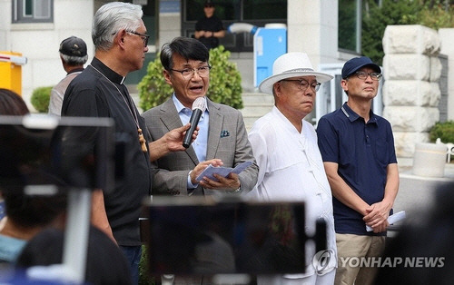 윤석열 대통령 부인 김건희 여사에게 명품 가방을 건넨 최재영(왼쪽 두번째) 목사와 이를 공개한 인터넷매체인 서울의소리 백은종(오른쪽 두번째) 대표가 10일 서울 서초구 대검찰청 앞에서 기자회견을 열고 김 여사에 대해 불기소를 권고한 검찰 수사심의위원회 결정을 규탄하고 김 여사 재수사를 요구하고 있다. [연합뉴스]