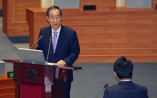 한덕수 국무총리가 10일 저녁 국회에서 열린 본회의 외교·통일·안보 분야 대정부질문에서 윤상현 의원의 질의에 답하고 있다.<연합뉴스>