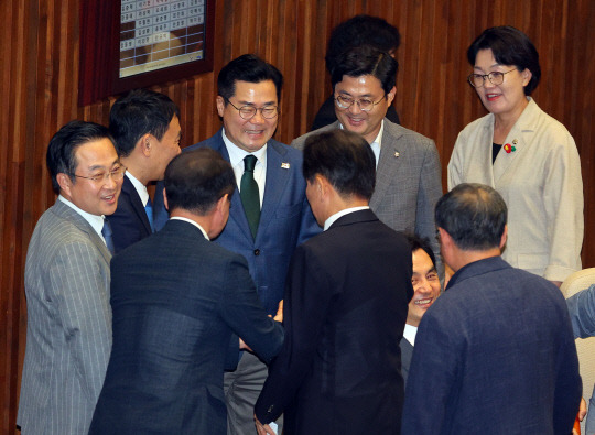 정동영 더불어민주당 의원이 10일 저녁 국회에서 열린 본회의 외교·통일·안보 분야 대정부질문에서 질의를 마친 뒤 동료 의원들에게 격려를 받고 있다.<연합뉴스>