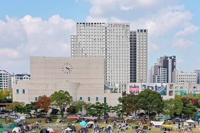 과천시민회관 옆 정부과천청사 유휴지에서 시민들이 캠핑 행사를 즐기고 있다. 과천시 제공