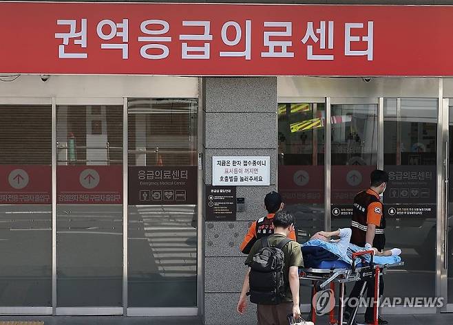 '응급실로' (서울=연합뉴스) 김성민 기자 = 전국 곳곳에서 응급실 운영이 파행하는 가운데 정부가 4일 군의관 등 보강 인력을 긴급 배치했다. 이날 서울 양천구 이화여자대학교 목동병원에서 한 환자가 응급의료센터로 이동하고 있다. 2024.9.4 ksm7976@yna.co.kr (끝)